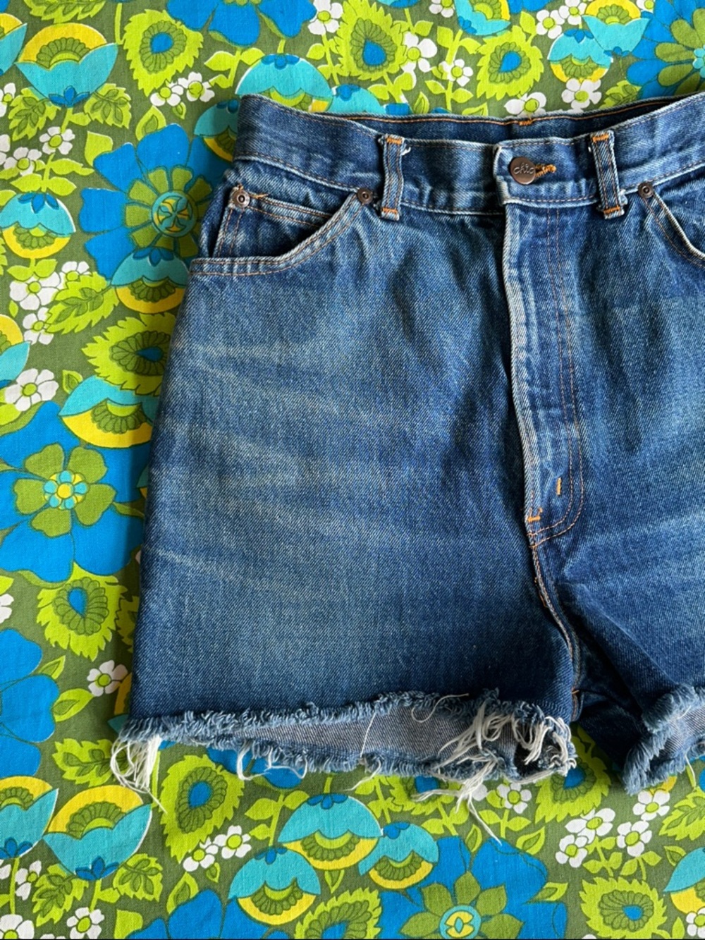 Vintage CHIC Denim 70s 80s Blue cut off Jean Shorts size 10 - Picture 9 of 16
